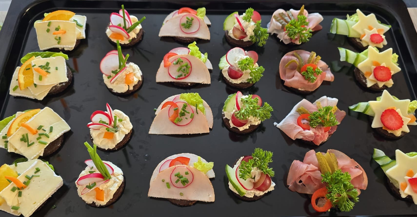 Bunte appetitliche Canapés排列